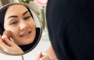Ini nih! Tips Mencuci Kuas Makeup Pakai Saringan