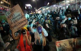 Ribuan Warga, termasuk Pribumi Unjuk Rasa Damai di Kolombia