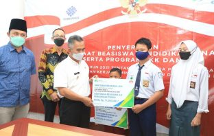Wali Kota Serahkan Simbolis Manfaat Beasiswa Jaminan Sosial Ketenagakerjaan