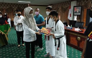 Bupati Nunukan Menyerahkan Bonus Atlit dan Pelatih Berprestasi