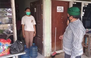 Kampung Trangginas Kelurahan Karang Balik Membagikan 24 Paket Sembako Bagi Warga Isoman