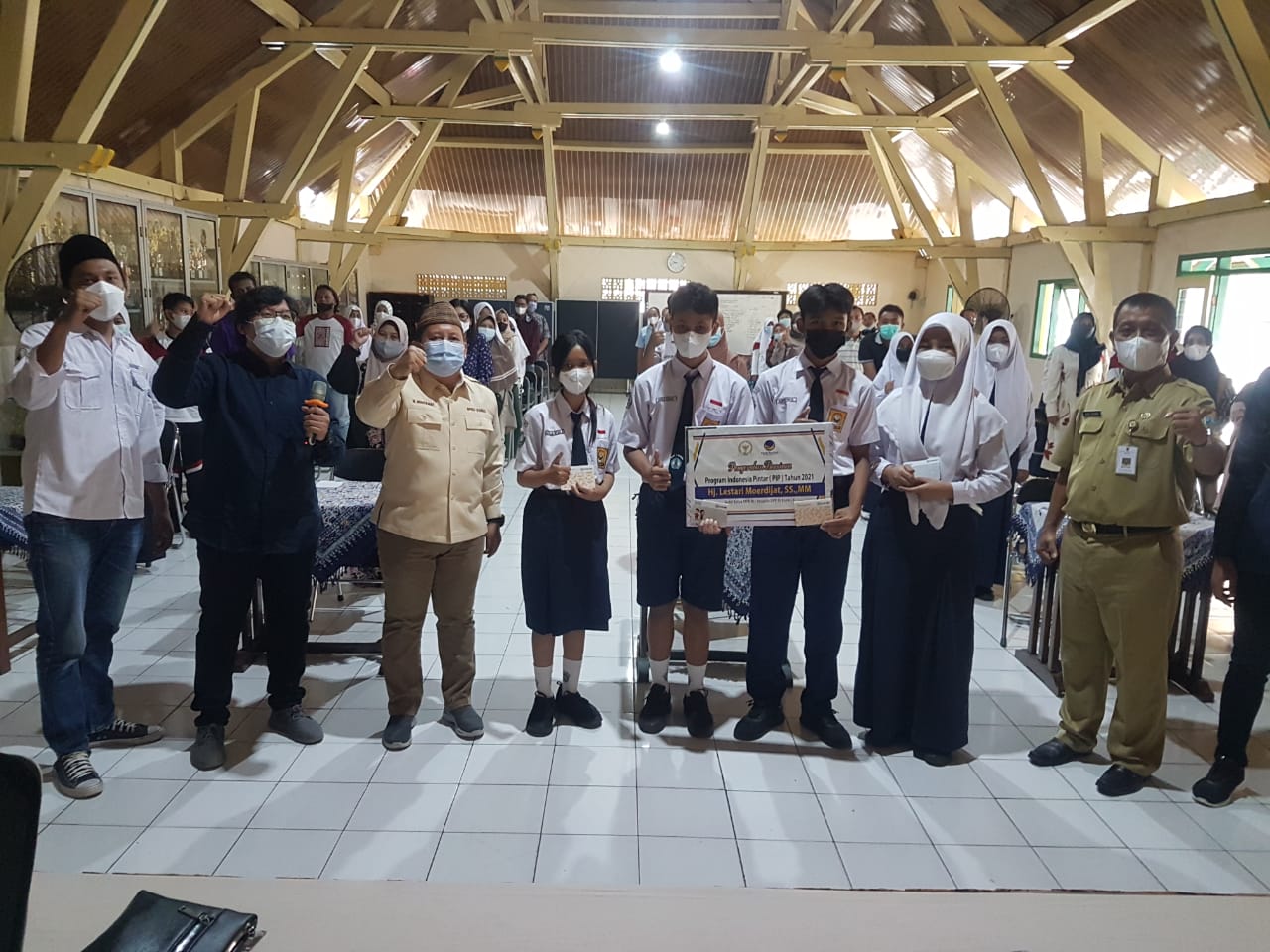 Penyerahan secara simbolis Program Indonesia Pintar (PIP) dari perwakilan Anggota Komisi X DPR RI Lestari Moerdijat kepada pelajar SMP 1 Kudus, Senin (22/11/2021). (MI/Jamaah).