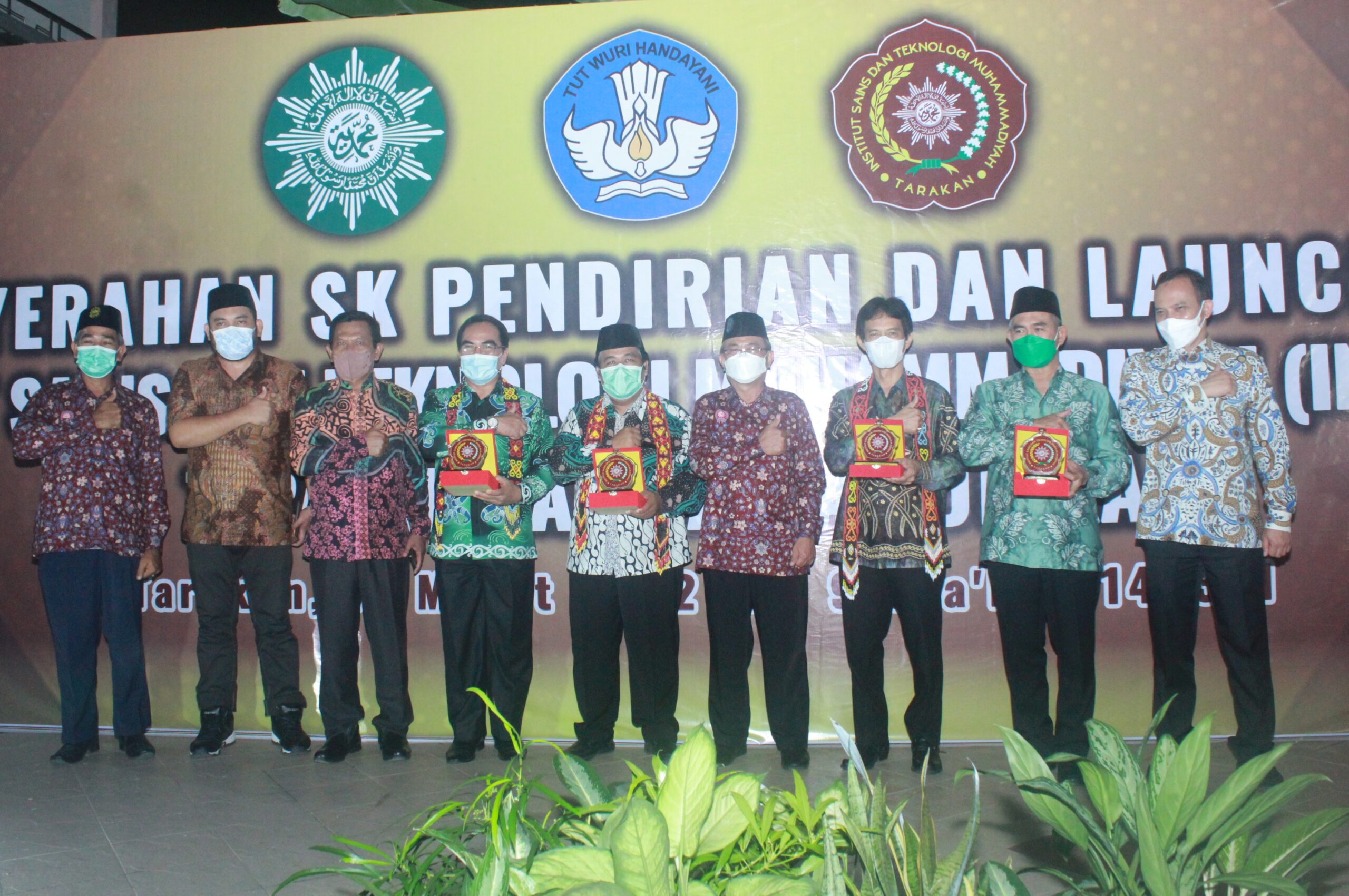 Penyerahan cenderamata pada launching Kampus Institut Sains dan Teknologi Muhammadiyah Tarakan