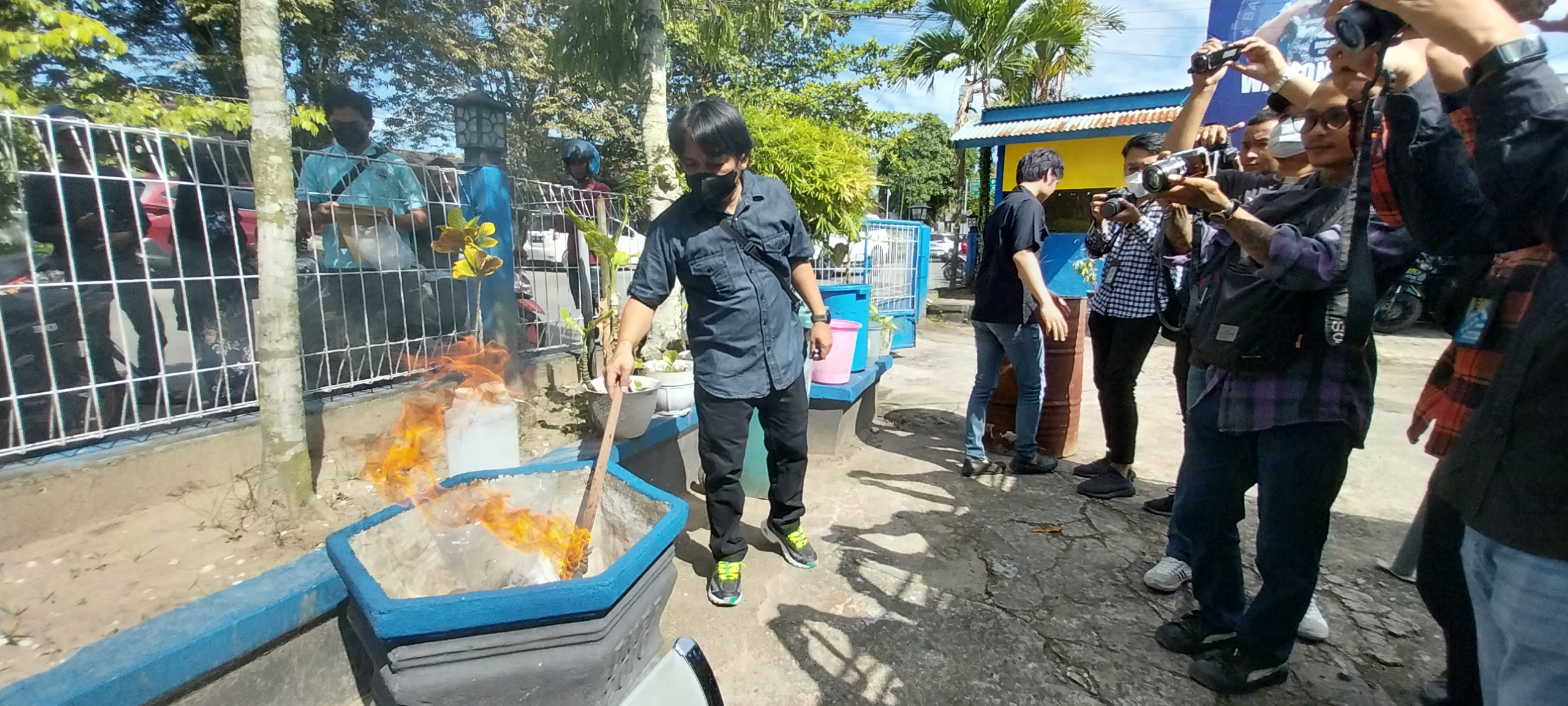 Barang bukti berupa ganja dimusnahkan dengan cara di bakar. 