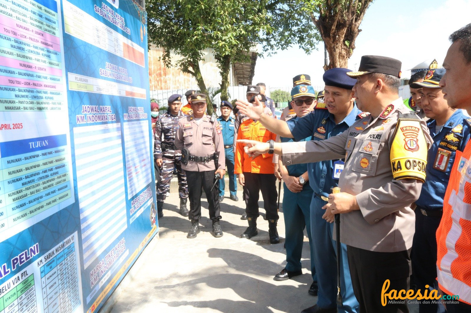 Kapolda Kaltara Sapa Pemudik di Pelabuhan Malundung Tarakan, Doakan Perjalanan Lancar dan Aman